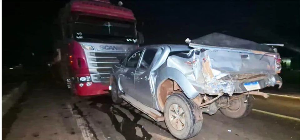 Homem perde a vida em colisão entre caminhonete e carretas na MT-220