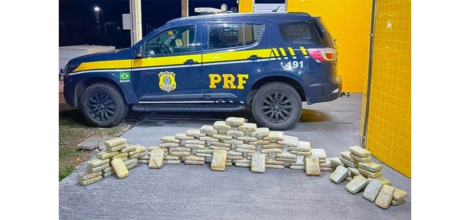 PRF apreende grande quantidade de drogas em veículo transportado por guincho