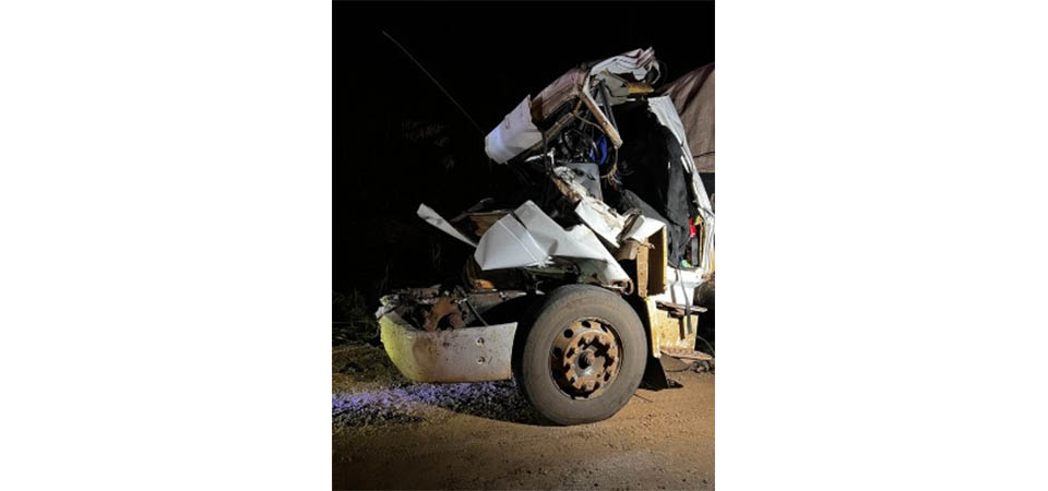 Caminhoneiro morre ao bater na traseira de carreta