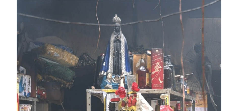 Imagem de Nossa Senhora fica intacta depois de incêndio em mercearia