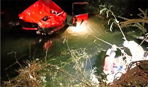 Caminhão desgovernado cai de ponte, mata um e deixa dois feridos