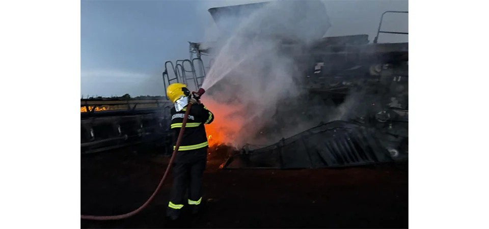 Máquina colheitadeira pega fogo  e incêndio é controlado pelo Corpo de Bombeiros