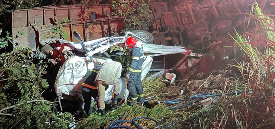 Motorista morre preso às ferragens após batida entre caminhonete e carreta