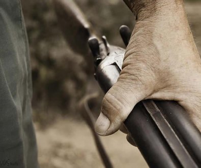 Vizinhos ouvem 8 tiros e encontram homem morto na calçada de casa