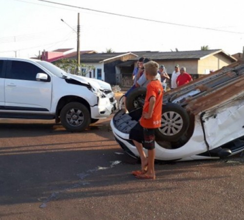 Carro tomba após colisão com caminhonete em Sinop; motorista ferido