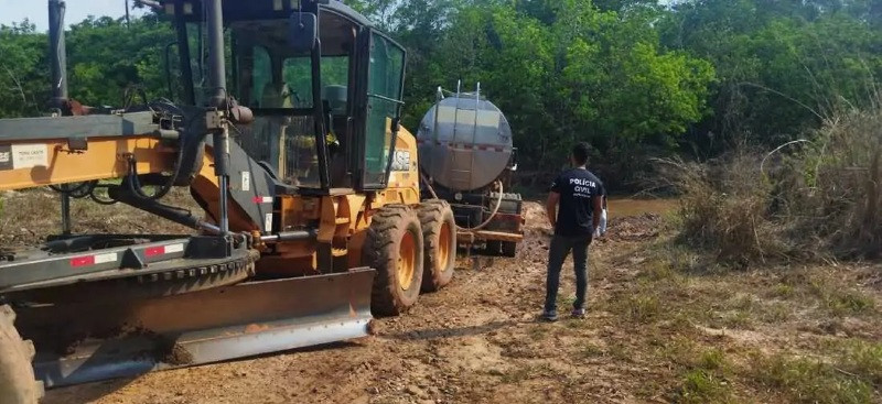 Idoso morre ao ser prensado entre motoniveladora e caminhão