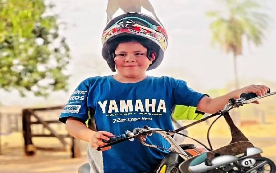 Menino de 10 anos morre após bater moto contra caminhonete