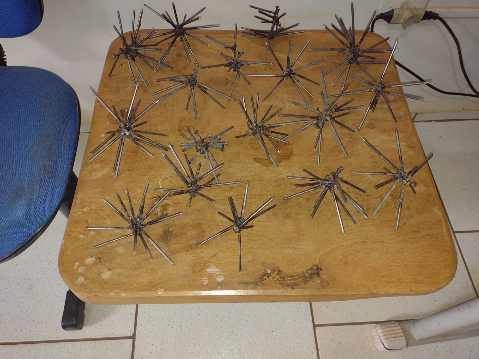 Itanhangá: “Miguelitos” são jogados na rua em frente o Núcleo da Polícia Militar