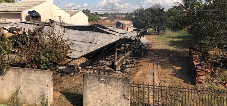 Incêndio destrói casa inteira após carregador de celular pegar fogo