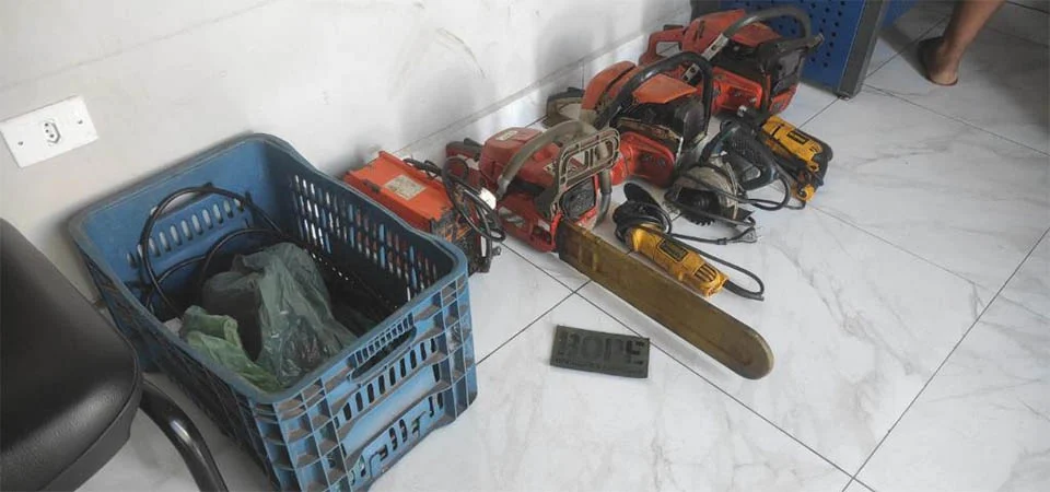 Polícia Militar prende dois homens e recupera motosserras furtadas de propriedade rural