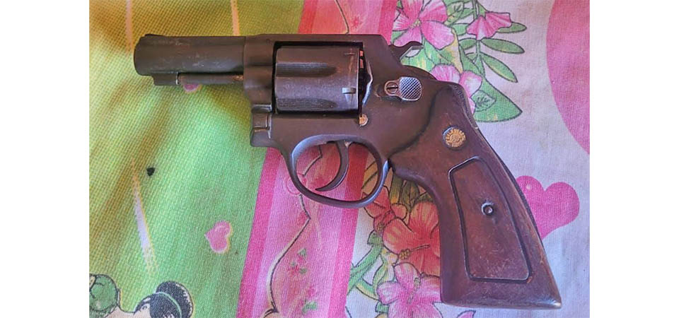 Mulher é presa por posse ilegal de arma de fogo e droga acondicionada dentro de um sabonete