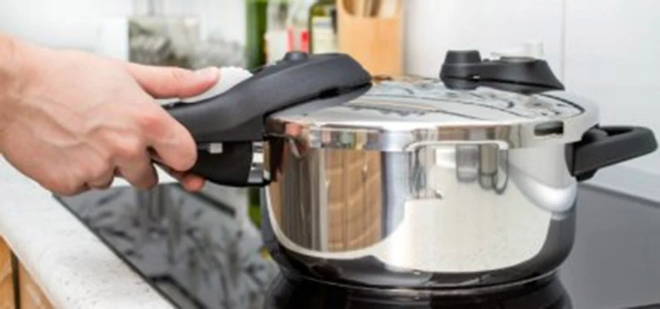 Filho agride mãe e tenta matá-la com panela de pressão