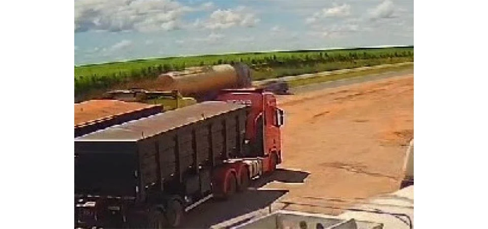 Batida entre Strada e carreta-tanque mata motorista; veja vídeo