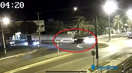 Corolla pula rotatória e atropela ciclista. Vídeo