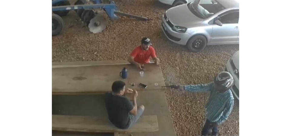 Cobrador de dívidas é baleado cinco vezes na frente de amigo