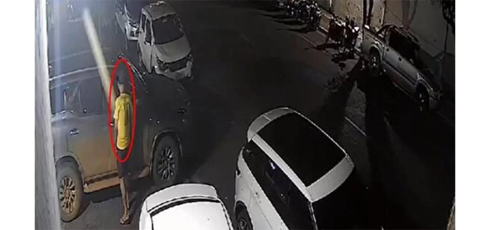 Câmera flagra bolsa sendo furtada de dentro de carro enquanto vítima estava na missa. Vídeo