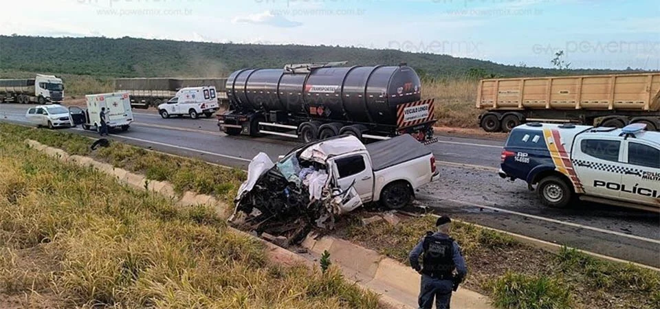 ATUALIZADA: Duas pessoas morrem em grave acidente entre caminhonete e carreta na MT-140