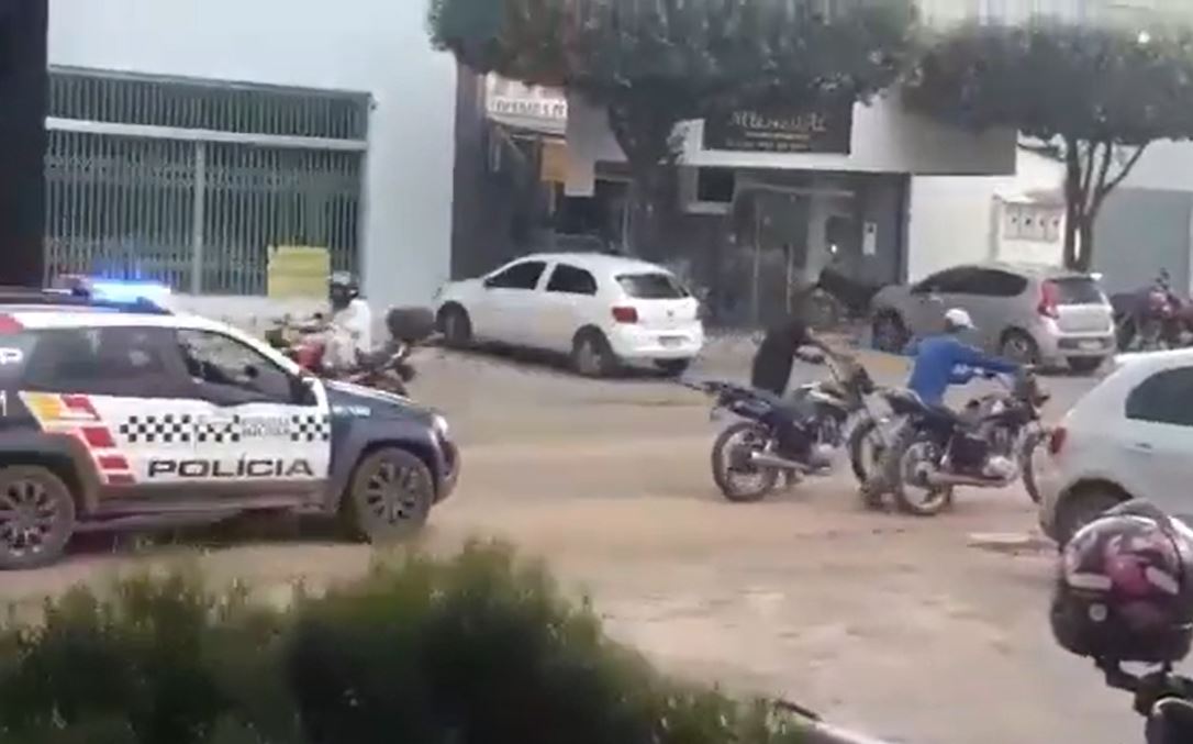 Polícia Militar proporciona desfile de motos barulhentas. Vídeo