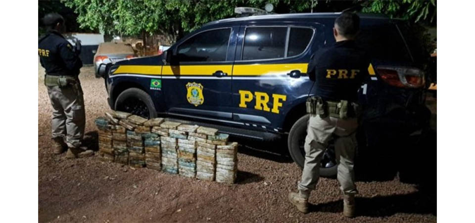 PRF apreende 103 kg de cocaína em fundo falso de caminhonete