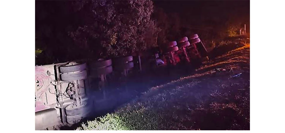 Caminhoneiro de 57 anos morre após carreta despencar de ribanceira. Vídeo