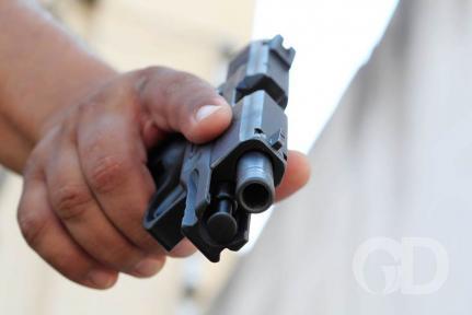 Idoso de 63 anos tenta matar a companheira de 20 anos e o amigo dela