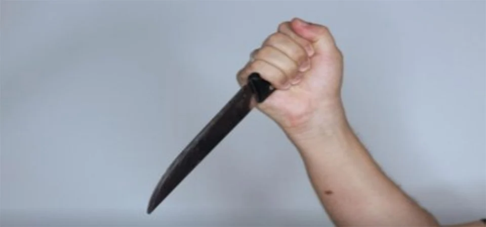 Mulher se fere com cacos para acusar marido