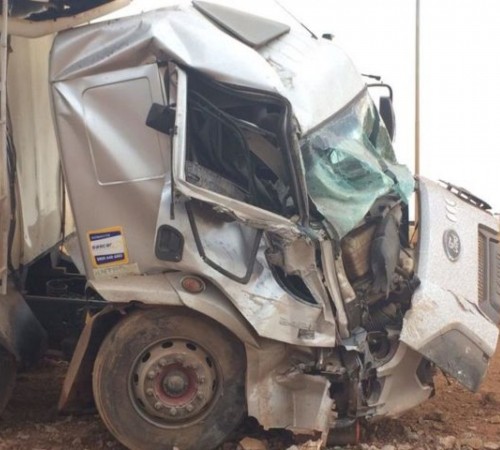 Sorriso: Caminhão derruba poste com alta tensão e cabos ficam dependurados em veículo