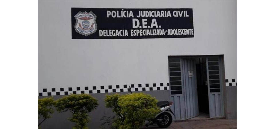 Com faca e enxada, garota de 13 anos tenta matar padrasto, mãe e irmã