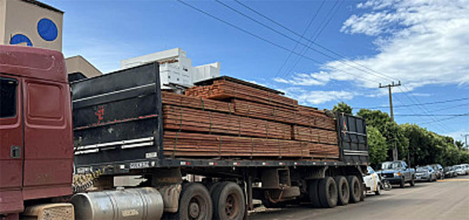 PRF encontra 130 quilos de maconha escondida junto a carga de madeira