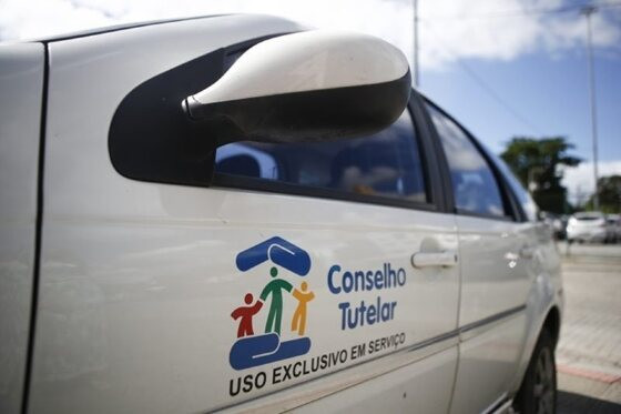Mãe “vai pra gandaia” e abandona filha de 10 anos em casa sem energia