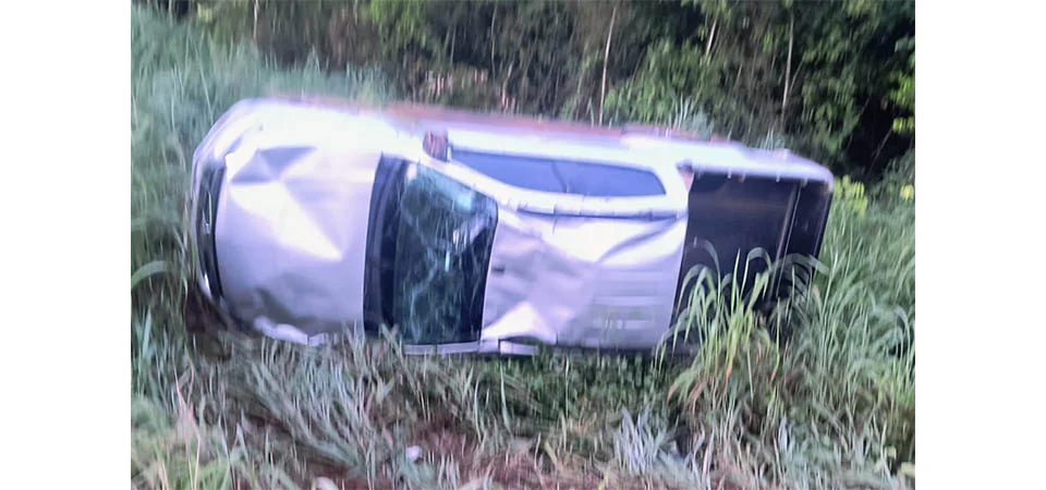 Itanhangá: caminhonete capota em curva, mas itens de segurança evita tragédia