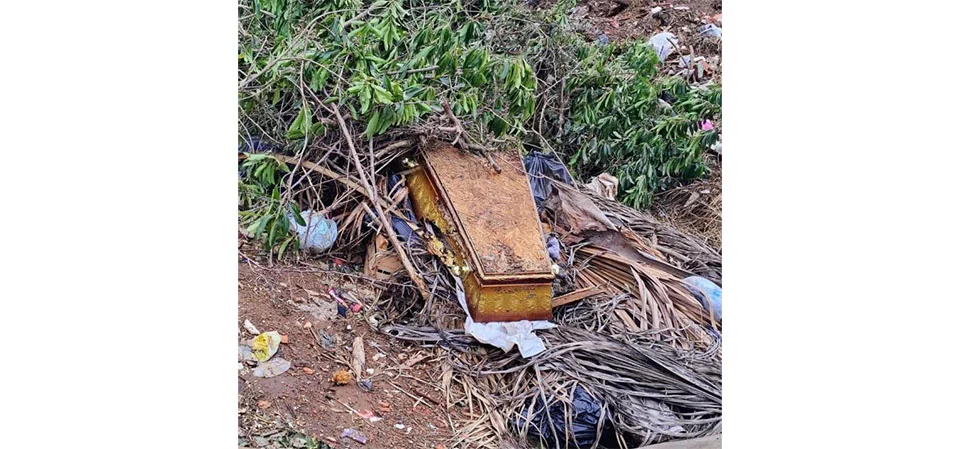Caixão com ossada humana é achado abandonado em lixão