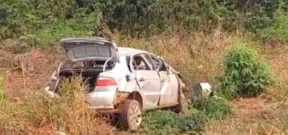 Carro capota próximo de ponte e duas mulheres morrem