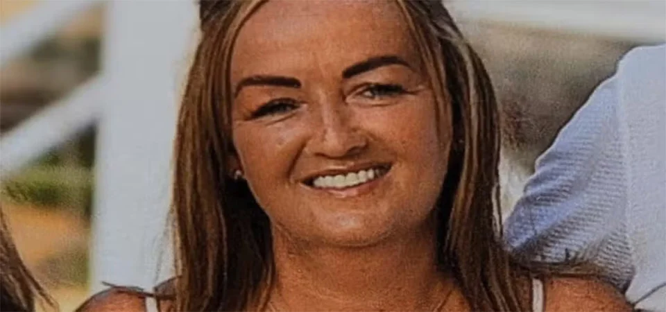 Mulher morre eletrocutada após celular carregando cair em banheira