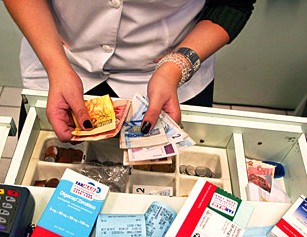 Ipiranga: Empresária flagra funcionário furtando dinheiro de caixa de farmácia