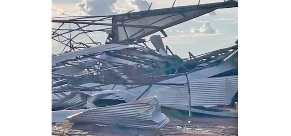 Vendaval acompanhado de chuva forte derruba barracão