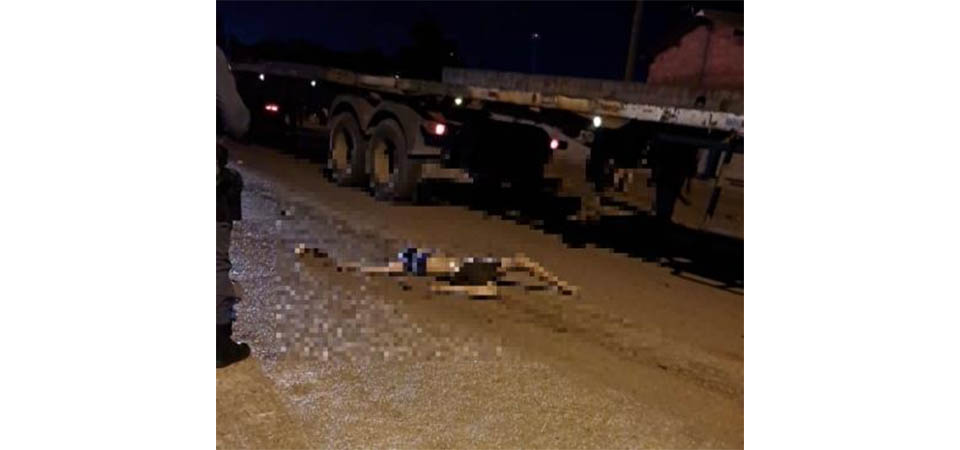 Motociclista morre após colidir em caminhão estacionado enquanto realizava racha