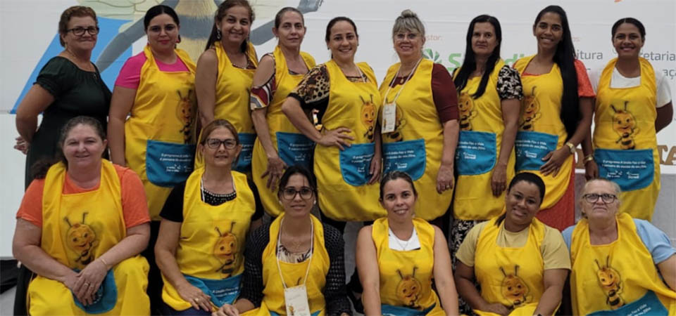 Homem esfaqueia esposa até a morte e chora para policiais