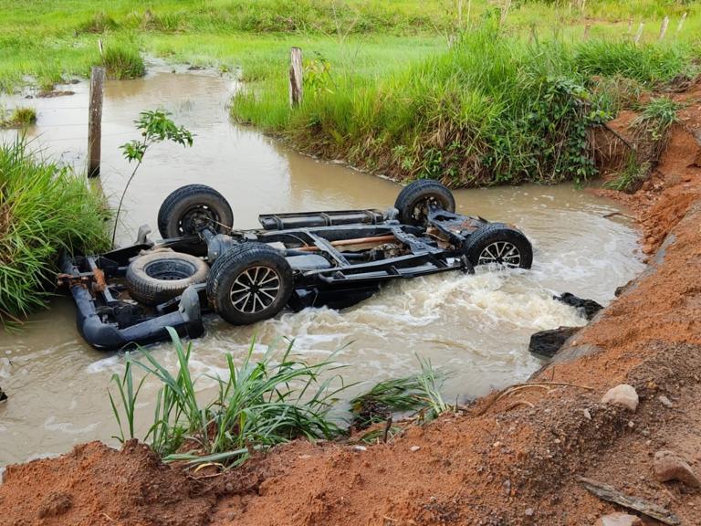 Ex-vereador morre afogado após caminhonete cair em ribanceira e parar dentro de um rio