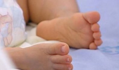 Mãe dorme por cima de bebê de 1 ano, que morre asfixiado