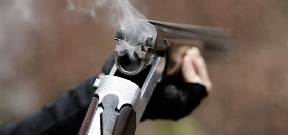 Jovem tenta invadir residência com facão e leva tiro de 12 no peito