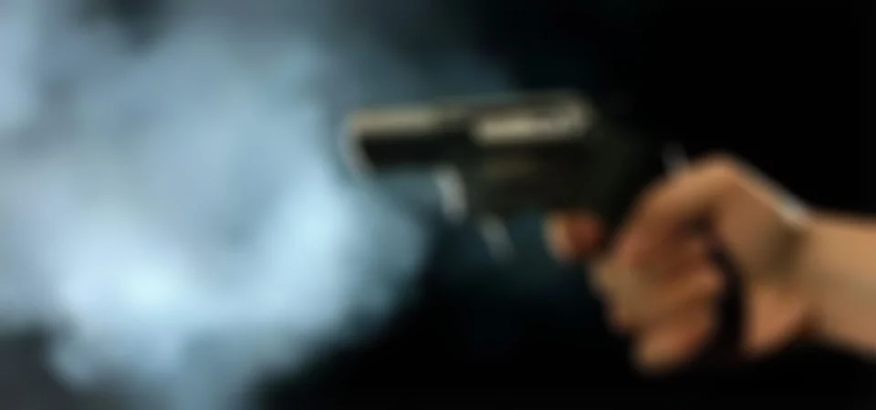 Bandidos metralham carro com seguranças de fazenda e deixam 2 feridos