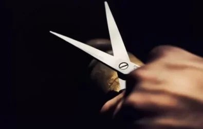 Filha ameaça matar mãe a tesouradas: “vem aqui velha”