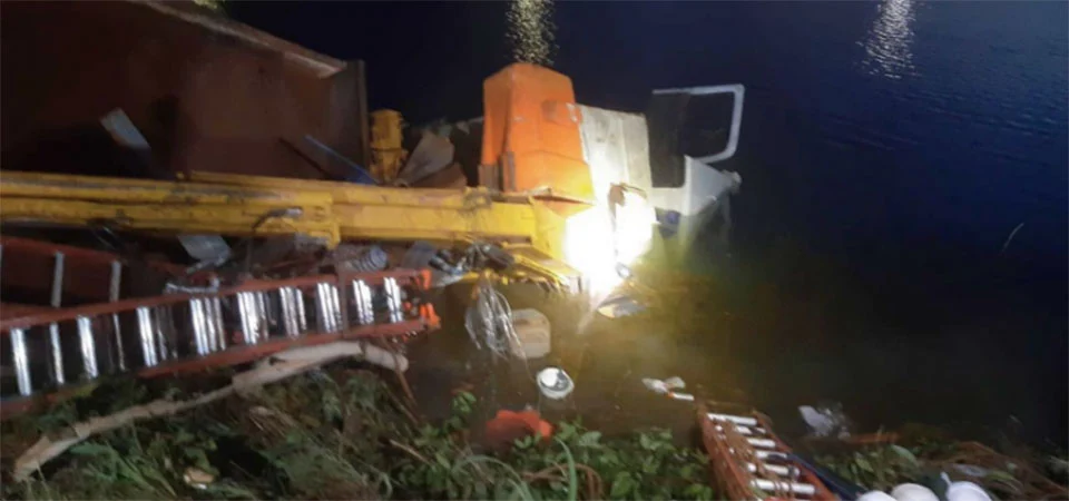 Caminhão cai em lago e deixa dois mortos e cinco feridos