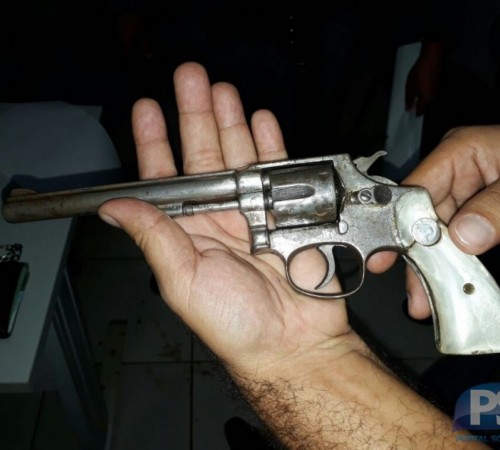 Jovem é preso tentando vender um revólver calibre 32
