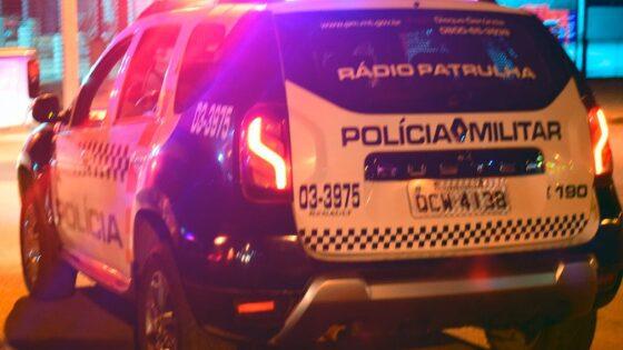 Homem é achado morto a tiros e polícia encontra arma de fogo em suas mãos