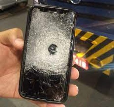 Segurança leva tiros, mas é “salvo” por celulares