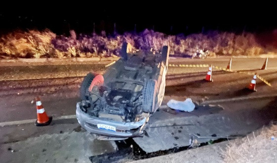Idoso de 70 anos morre após bater e capotar Hilux