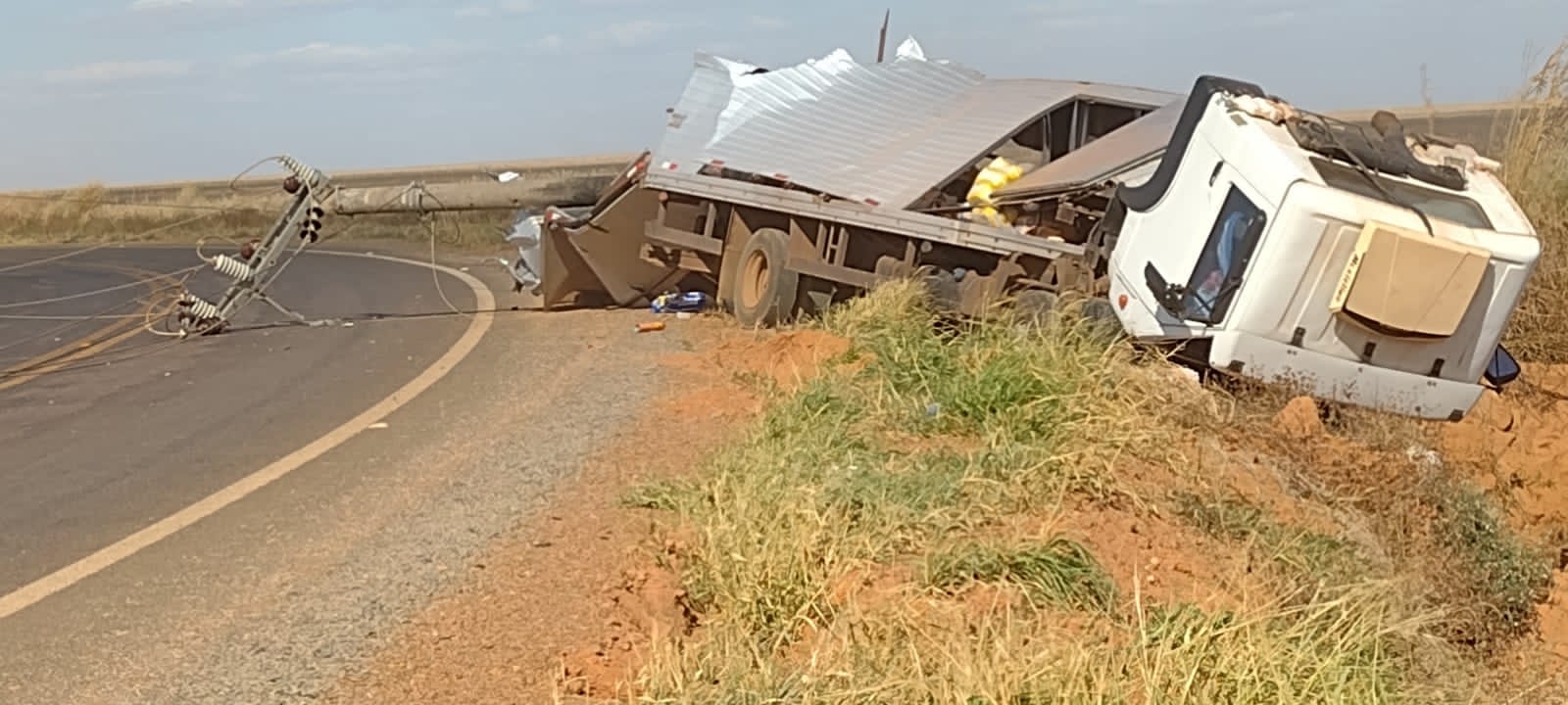 Itanhangá: Caminhão derruba postes e provoca falta de energia na cidade. Fotos