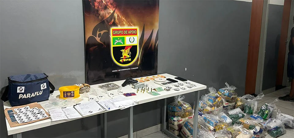 PM apreende 17 cestas básicas entregues por organização criminosa, drogas e arma de fogo